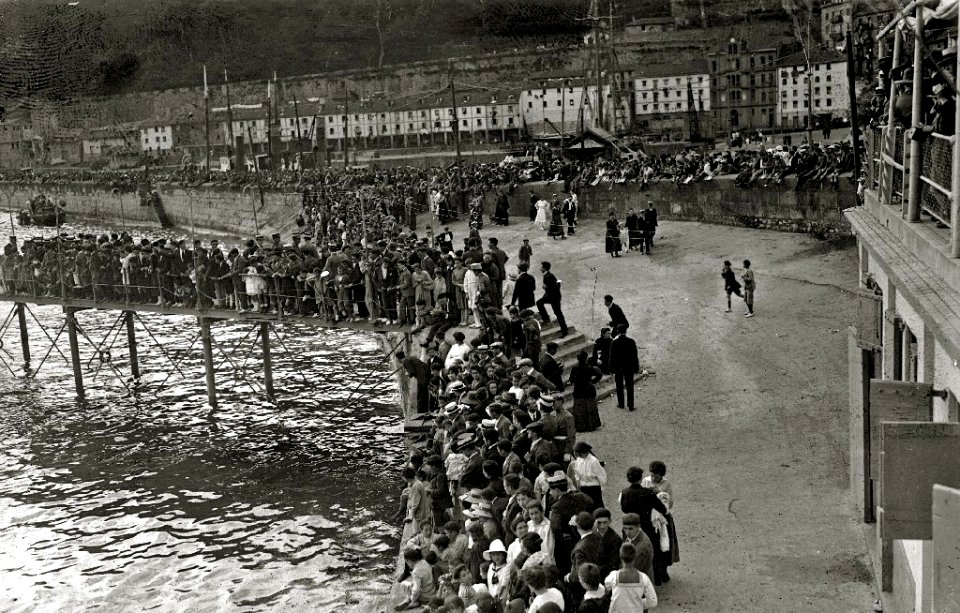 Grupo de personas en el muelle de San Sebastián (1 de 1) - Fondo Car-Kutxa Fototeka