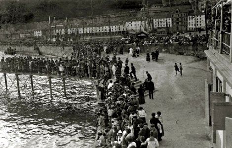 Grupo de personas en el muelle de San Sebastián (1 de 1) - Fondo Car-Kutxa Fototeka