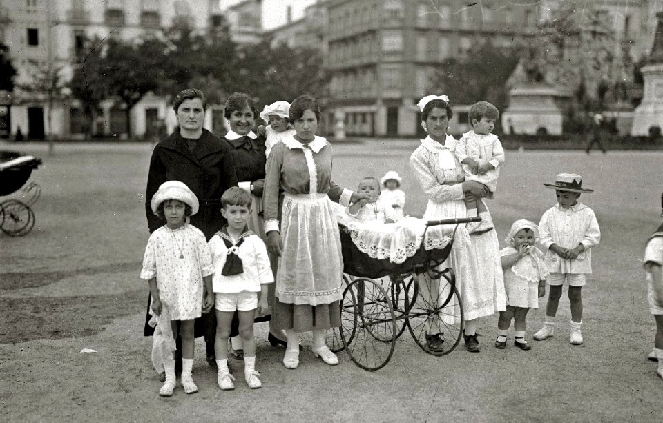 Grupo de niños con sus añas en los jardines del Alderdi Eder (2 de 3) - Fondo Car-Kutxa Fototeka