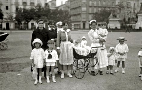 Grupo de niños con sus añas en los jardines del Alderdi Eder (2 de 3) - Fondo Car-Kutxa Fototeka