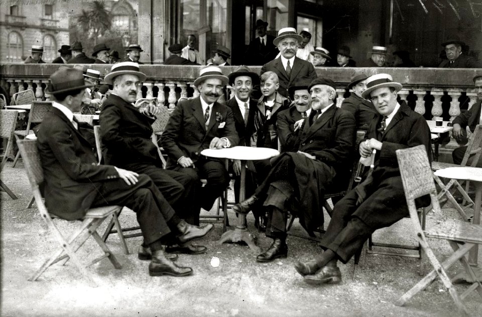 Grupo de hombres en la terraza del Café Guria (1 de 1) - Fondo Car-Kutxa Fototeka