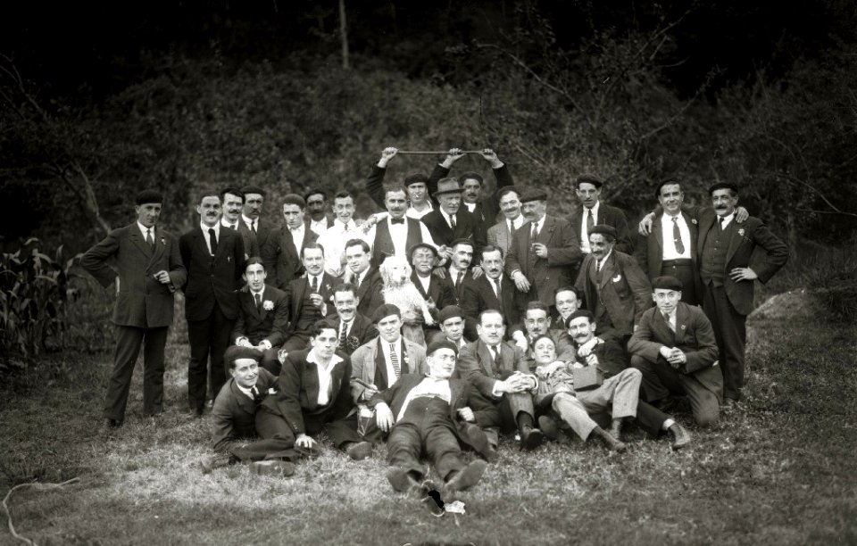 Grupo de hombres en el barrio de Carabel (5 de 6) - Fondo Car-Kutxa Fototeka