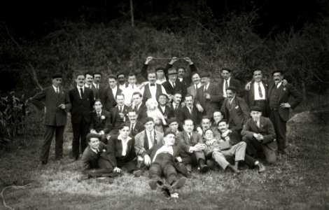 Grupo de hombres en el barrio de Carabel (5 de 6) - Fondo Car-Kutxa Fototeka