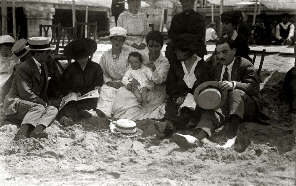 Grupo de personas en la playa de la Concha (2 de 9) - Fondo Car-Kutxa Fototeka