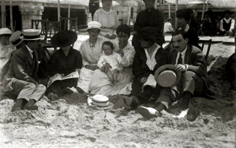 Grupo de personas en la playa de la Concha (2 de 9) - Fondo Car-Kutxa Fototeka
