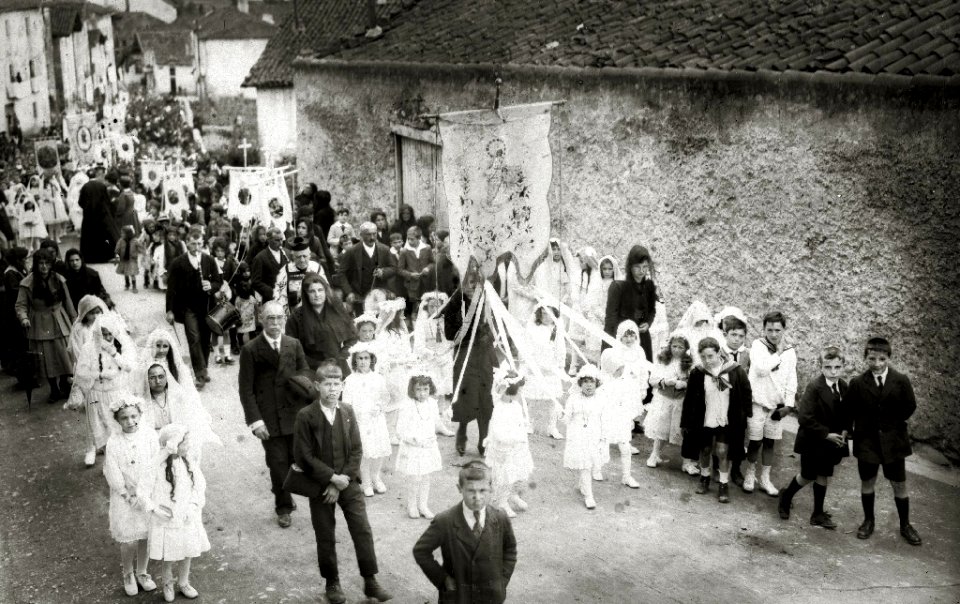 Grupo de niños participantes en la procesión de la Santa Cruz (1 de 2) - Fondo Car-Kutxa Fototeka