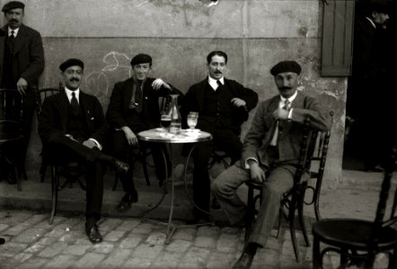 Grupo de hombres en la terraza de un café (1 de 1) - Fondo Car-Kutxa Fototeka photo