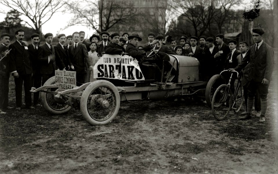 Grupo de personas alrededor de un automóvil (1 de 1) - Fondo Car-Kutxa Fototeka