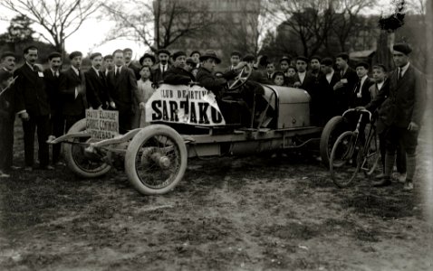 Grupo de personas alrededor de un automóvil (1 de 1) - Fondo Car-Kutxa Fototeka