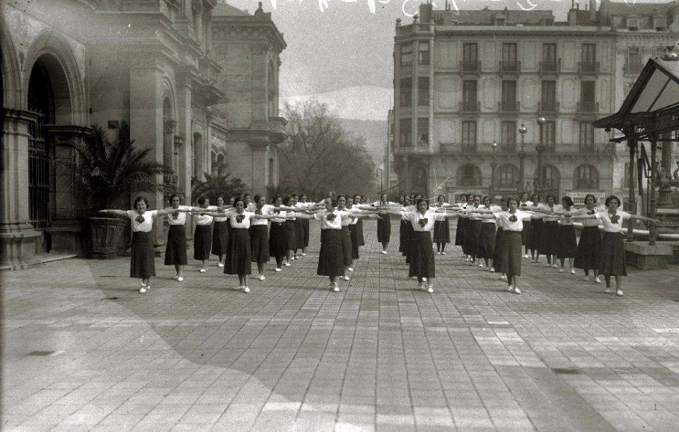 Grupo de jóvenes ejecutando una tabla de gimnasia en la terraza del Ayuntamiento de San Sebastián (1 de 3) - Fondo Car-Kutxa Fototeka