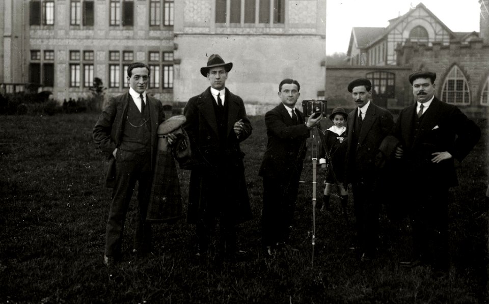 Grupo de hombres entre los que se encuentra el fotógrafo Pascual Marín con una cámara fotográfica en Zorroaga (1 de 1) - Fondo Car-Kutxa Fototeka