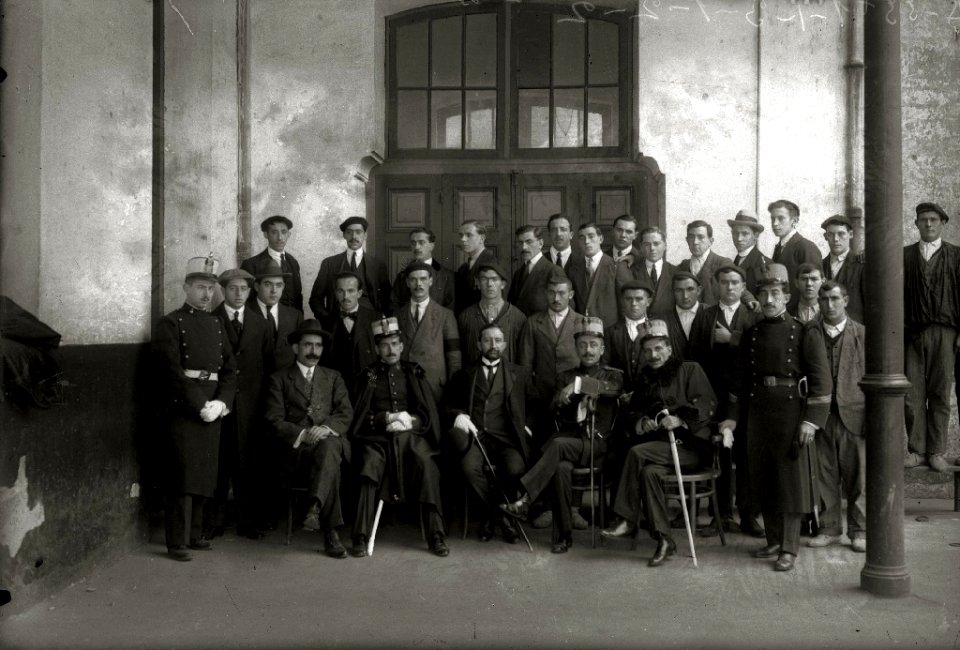 Grupo de jóvenes donostiarras pertenecientes a la Escuela Militar (2 de 2) - Fondo Car-Kutxa Fototeka