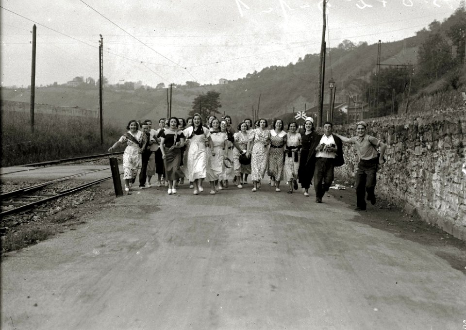 Grupo de jóvenes paseando por una carretera en el barrio de Amara junto a la fábrica de gas (2 de 3) - Fondo Car-Kutxa Fototeka