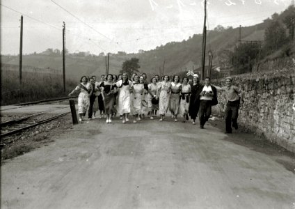 Grupo de jóvenes paseando por una carretera en el barrio de Amara junto a la fábrica de gas (2 de 3) - Fondo Car-Kutxa Fototeka