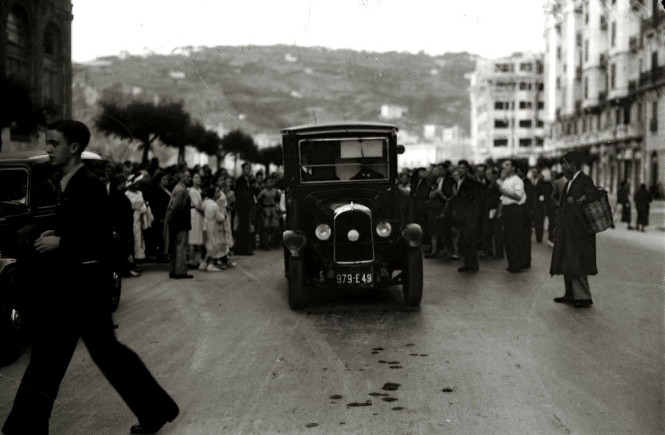 Grupo de personas en torno a un automóvil (2 de 2) - Fondo Car-Kutxa Fototeka