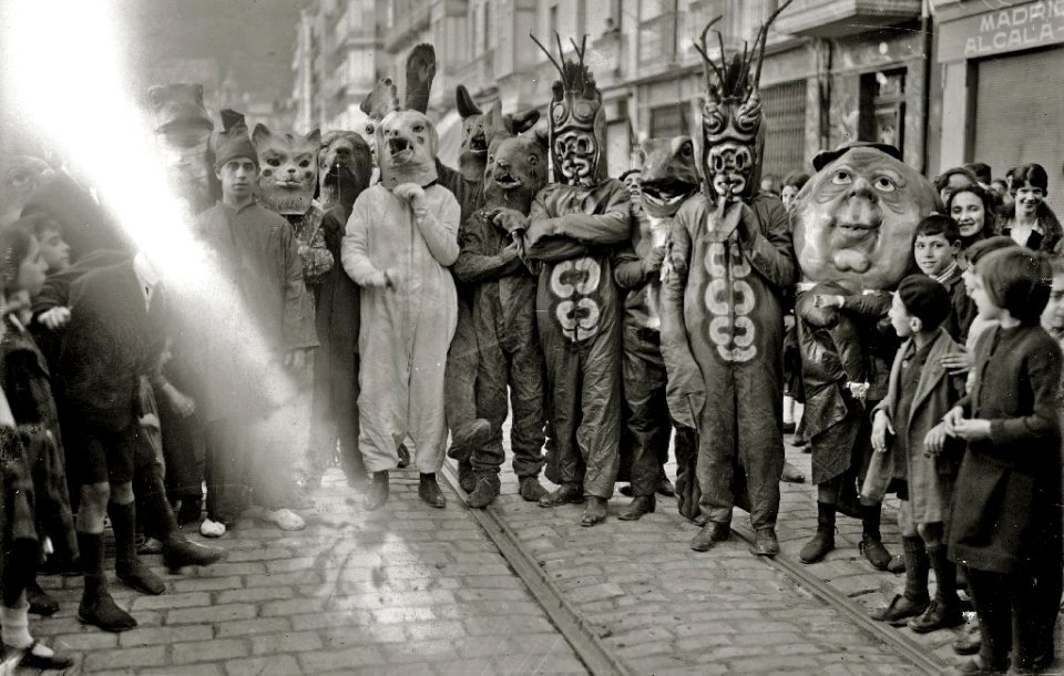 Grupo de personas disfrazadas por las calles de San Sebastián (1 de 3) - Fondo Car-Kutxa Fototeka