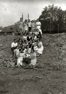 Grupo de jóvenes paseando por una carretera en el barrio de Amara junto a la fábrica de gas (1 de 3) - Fondo Car-Kutxa Fototeka