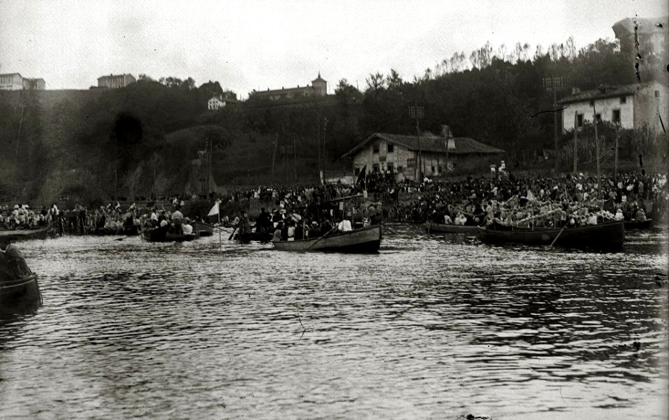 Grupo de personas en unas embarcaciones por el río Urumea (4 de 6) - Fondo Car-Kutxa Fototeka