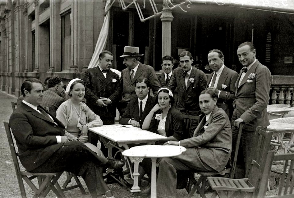 Grupo de personas en el Café Guria (1 de 2) - Fondo Car-Kutxa Fototeka