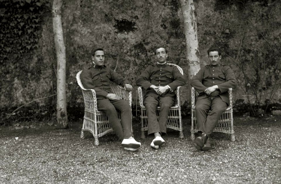 Grupo de militares heridos y enfermeras junto a la reina María Cristina en el palacio de Miramar habilitado como hospital militar durante guerrra de África (2 de 4) - Fondo Car-Kutxa Fototeka