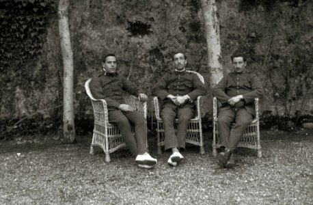 Grupo de militares heridos y enfermeras junto a la reina María Cristina en el palacio de Miramar habilitado como hospital militar durante guerrra de África (2 de 4) - Fondo Car-Kutxa Fototeka