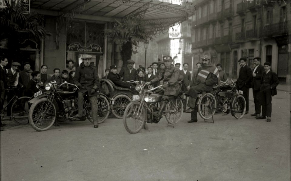 Grupo de motoristas delante del Moto Club de Gipuzkoa en la plaza de Bilbao (2 de 2) - Fondo Car-Kutxa Fototeka