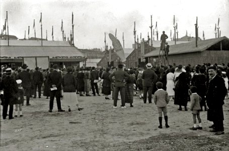 Grupo de personas en unas ferias en el barrio de Amara (2 de 3) - Fondo Car-Kutxa Fototeka