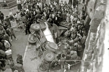 Grupo de personas junto a un automóvil siniestrado (1 de 2) - Fondo Car-Kutxa Fototeka