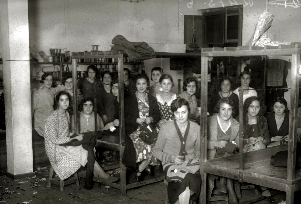 Grupo de mujeres en una empresa de confeccion de ropa (1 de 8) - Fondo Car-Kutxa Fototeka