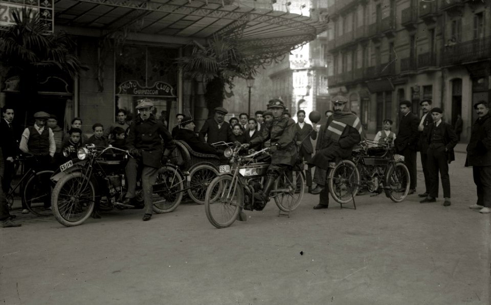 Grupo de motoristas delante del Moto Club de Gipuzkoa en la plaza de Bilbao (1 de 2) - Fondo Car-Kutxa Fototeka