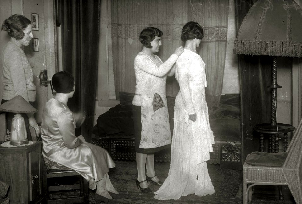Grupo de mujeres en una empresa de confeccion de ropa (5 de 8) - Fondo Car-Kutxa Fototeka