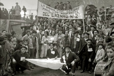 Grupo de personas pidiendo ayuda económica para los náufragos del barco Lázaro 2 en las escalinatas del Aquarium (1 de 1) - Fondo Car-Kutxa Fototeka