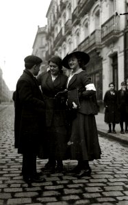 Grupo de mujeres postulantes por las calles de San Sebastián (1 de 20) - Fondo Car-Kutxa Fototeka