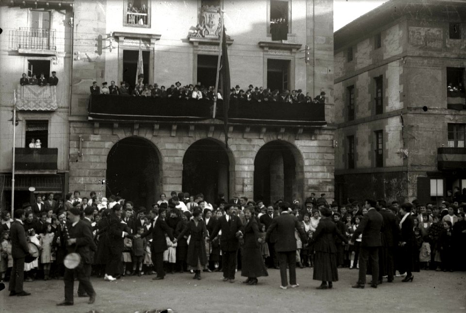Grupo de personas por las calles de Ordizia (3 de 3) - Fondo Car-Kutxa Fototeka