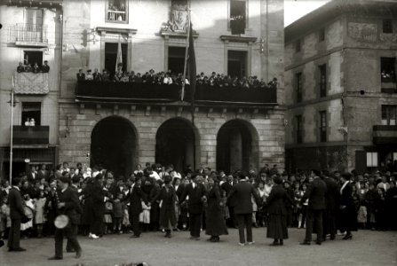 Grupo de personas por las calles de Ordizia (3 de 3) - Fondo Car-Kutxa Fototeka