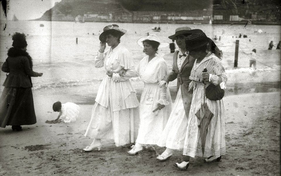 Grupo de personas en la playa de la Concha (5 de 9) - Fondo Car-Kutxa Fototeka