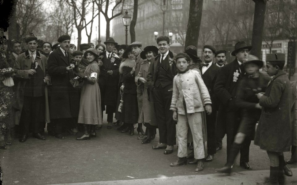 Grupo de mujeres postulantes por las calles de San Sebastián (14 de 20) - Fondo Car-Kutxa Fototeka