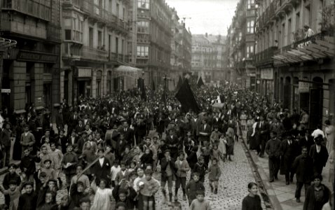 Grupo de personas por las calles de San Sebastián portando estandartes (4 de 5) - Fondo Car-Kutxa Fototeka