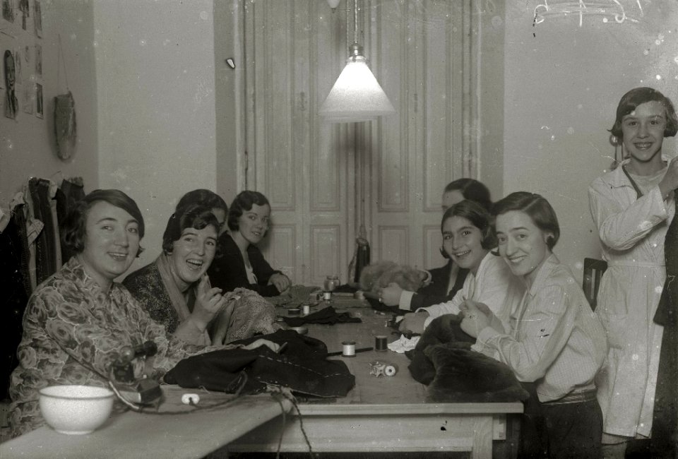 Grupo de mujeres en una empresa de confeccion de ropa (8 de 8) - Fondo Car-Kutxa Fototeka