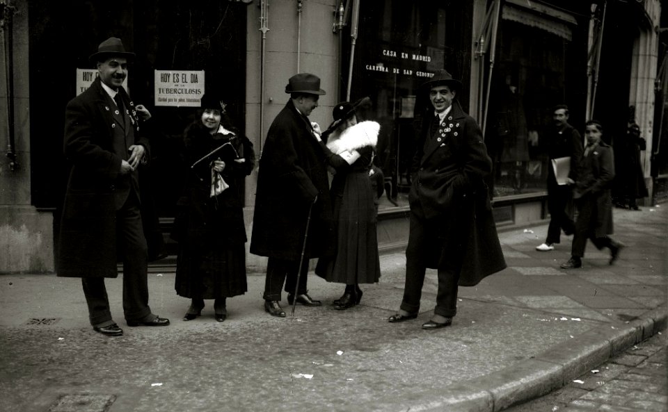 Grupo de mujeres postulantes por las calles de San Sebastián (18 de 20) - Fondo Car-Kutxa Fototeka