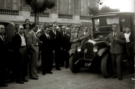 Grupo de personas en torno a un automóvil (1 de 2) - Fondo Car-Kutxa Fototeka
