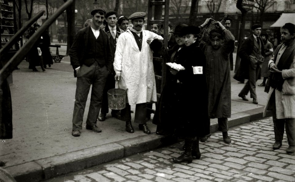 Grupo de mujeres postulantes por las calles de San Sebastián (3 de 20) - Fondo Car-Kutxa Fototeka
