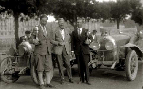 Grupo de pilotos con sus trofeos en sus automóviles en el paseo de la República Argentina (1 de 5) - Fondo Car-Kutxa Fototeka