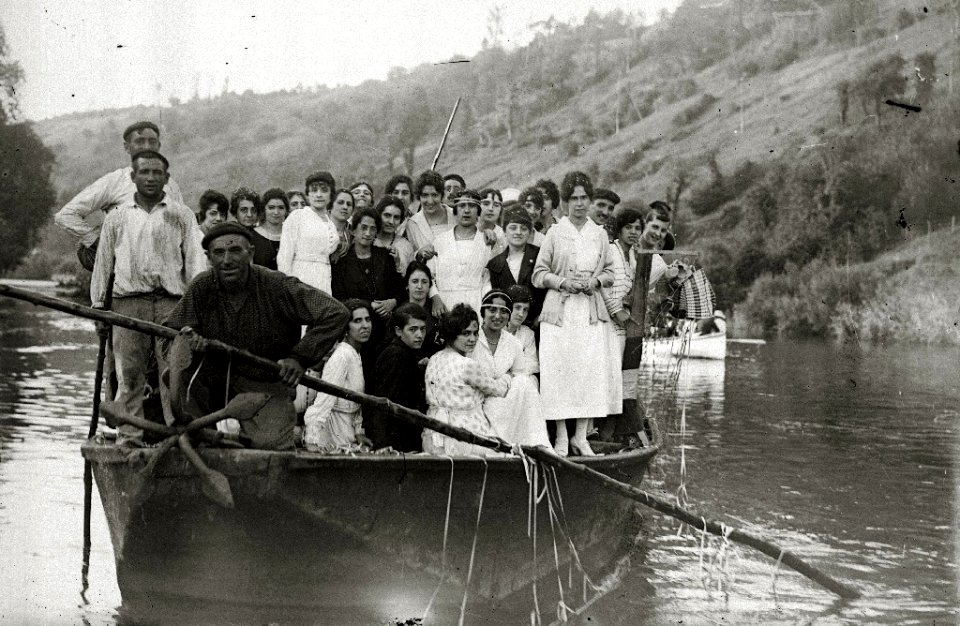 Grupo de personas en unas embarcaciones por el río Urumea (3 de 6) - Fondo Car-Kutxa Fototeka