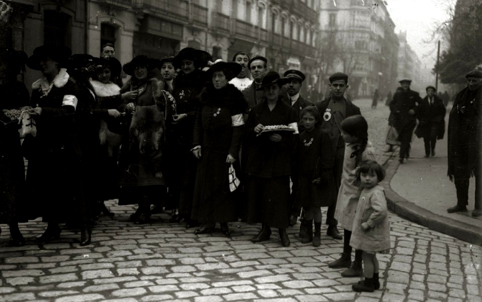 Grupo de mujeres postulantes por las calles de San Sebastián (7 de 20) - Fondo Car-Kutxa Fototeka