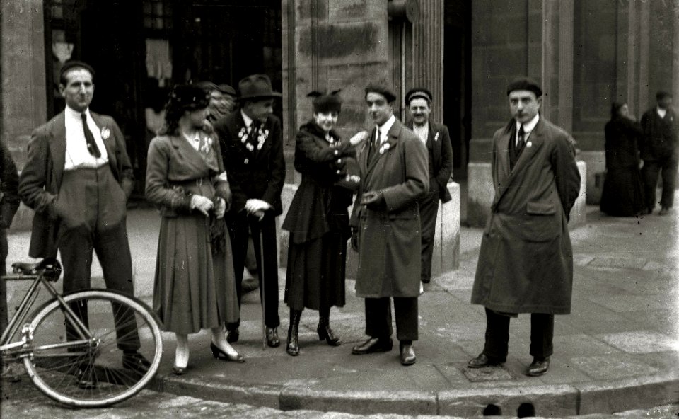 Grupo de mujeres postulantes por las calles de San Sebastián (20 de 20) - Fondo Car-Kutxa Fototeka