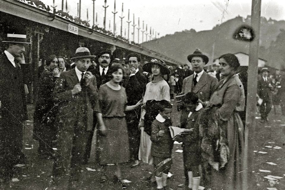 Grupo de personas en unas ferias en el barrio de Amara (1 de 3) - Fondo Car-Kutxa Fototeka
