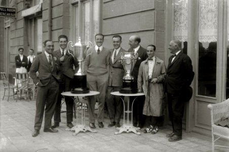 Grupo de pilotos con sus trofeos en sus automóviles en el paseo de la República Argentina (5 de 5) - Fondo Car-Kutxa Fototeka