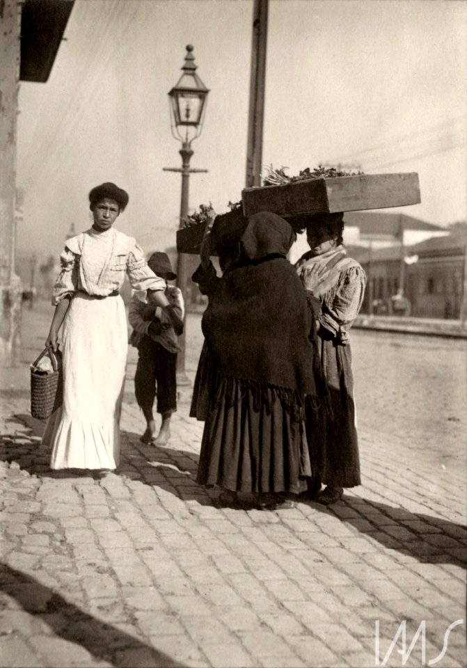 Grupo de mulheres, vendedoras de verduras e transeunte - Vincenzo Pastore