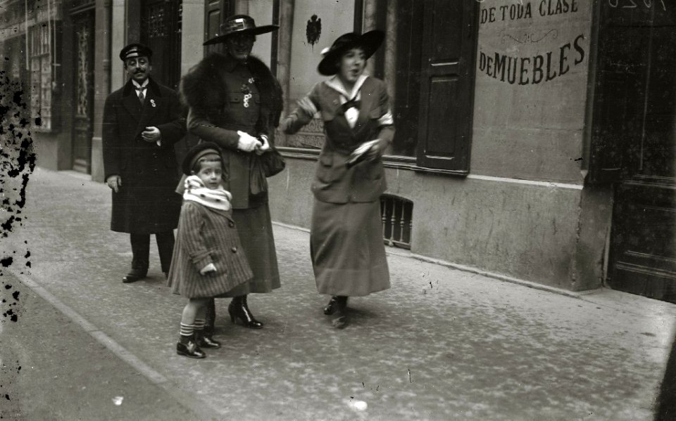 Grupo de mujeres postulantes por las calles de San Sebastián (6 de 20) - Fondo Car-Kutxa Fototeka